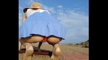 En vez de quedarte mirando mejor ven a ayudarme #diadeplaya #exhibit #exhibition #bikinibeach #chicas #