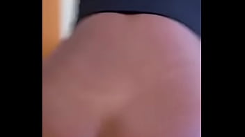 Linda de quatro com brinquedo