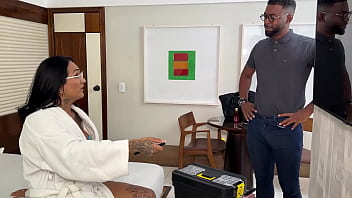 O Técnico Do Motel Entrou No Meu Quarto Pra Consertar A Tv E Acabei Levando 23cm No Rabo thumbnail