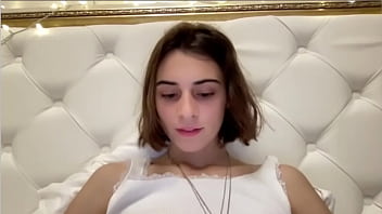 Rusa bailando sexy en calzones blancso