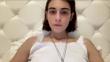 Rusa bailando sexy en calzones blancso