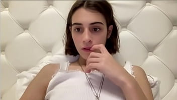 Rusa bailando sexy en calzones blancso