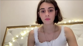 Rusa bailando sexy en calzones blancso