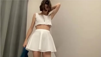 Rusa bailando sexy en calzones blancso