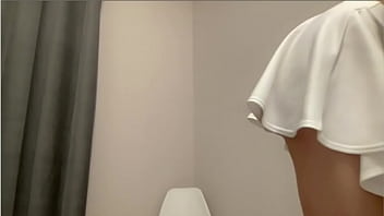 Rusa bailando sexy en calzones blancso