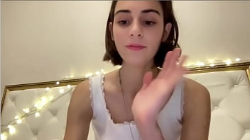 Rusa bailando sexy en calzones blancso