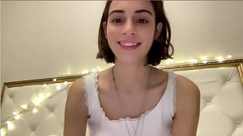 Rusa bailando sexy en calzones blancso