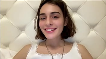 Rusa bailando sexy en calzones blancso