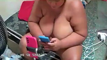 Madrasta peituda se mostra para amante quando seu marido sai de casa