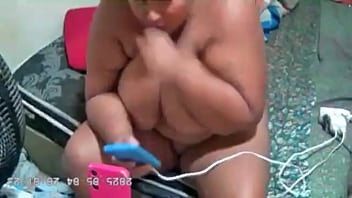 Madrasta peituda se mostra para amante quando seu marido sai de casa