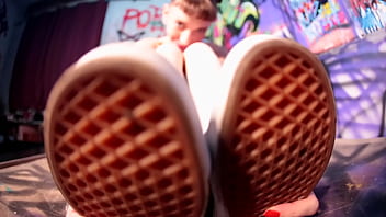 Giantess foot worship