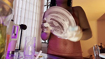 Aliviando o tesão com meu brinquedinho novo