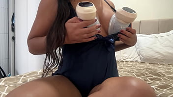 Me excita muito tirar leite dos meus peitos alguém precisa mamar eles