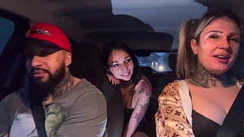 Motorista de aplicativo pega uma passageira que acabou de completar a maior idade 18 anos novinha não aguentou teu deu um presente chupando os peitos durinho e pequenos até gozar no banco