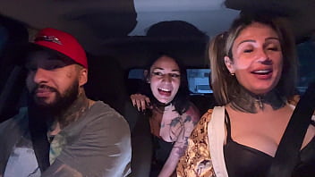 Motorista de aplicativo pega uma passageira que acabou de completar a maior idade 18 anos novinha não aguentou teu deu um presente chupando os peitos durinho e pequenos até gozar no banco