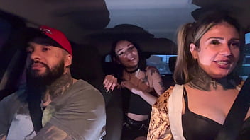 Motorista de aplicativo pega uma passageira que acabou de completar a maior idade 18 anos novinha não aguentou teu deu um presente chupando os peitos durinho e pequenos até gozar no banco