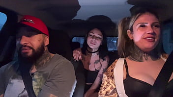 Motorista de aplicativo pega uma passageira que acabou de completar a maior idade 18 anos novinha não aguentou teu deu um presente chupando os peitos durinho e pequenos até gozar no banco