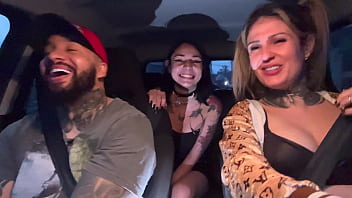 Motorista de aplicativo pega uma passageira que acabou de completar a maior idade 18 anos novinha não aguentou teu deu um presente chupando os peitos durinho e pequenos até gozar no banco