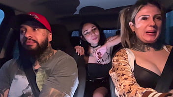 Motorista De Aplicativo Pega Uma Passageira Que Acabou De Completar A Maior Idade 18 Anos Novinha Não Aguentou Teu Deu Um Presente Chupando Os Peitos Durinho E Pequenos Até Gozar No Banco thumbnail