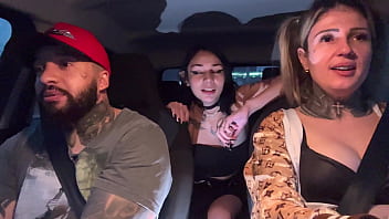 Motorista de aplicativo pega uma passageira que acabou de completar a maior idade 18 anos novinha não aguentou teu deu um presente chupando os peitos durinho e pequenos até gozar no banco