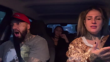 Motorista de aplicativo pega uma passageira que acabou de completar a maior idade 18 anos novinha não aguentou teu deu um presente chupando os peitos durinho e pequenos até gozar no banco