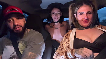 Motorista de aplicativo pega uma passageira que acabou de completar a maior idade 18 anos novinha não aguentou teu deu um presente chupando os peitos durinho e pequenos até gozar no banco