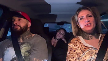 Motorista de aplicativo pega uma passageira que acabou de completar a maior idade 18 anos novinha não aguentou teu deu um presente chupando os peitos durinho e pequenos até gozar no banco