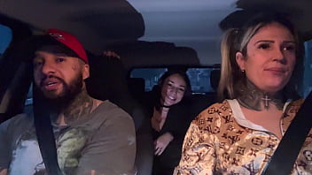 Motorista de aplicativo pega uma passageira que acabou de completar a maior idade 18 anos novinha não aguentou teu deu um presente chupando os peitos durinho e pequenos até gozar no banco