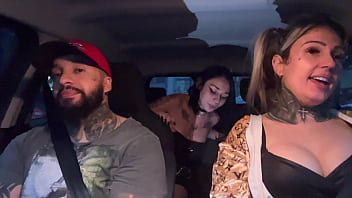 Motorista de aplicativo pega uma passageira que acabou de completar a maior idade 18 anos novinha não aguentou teu deu um presente chupando os peitos durinho e pequenos até gozar no banco