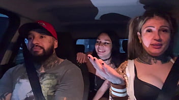 Motorista de aplicativo pega uma passageira que acabou de completar a maior idade 18 anos novinha não aguentou teu deu um presente chupando os peitos durinho e pequenos até gozar no banco