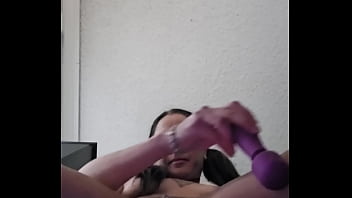 Emy angel caresse sa petite chatte