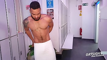 Trailer Un Hétéro Curieux Baise Au Jus Le Patron D'un Sauna à Sitges thumbnail