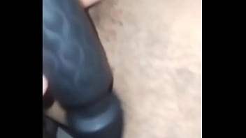 Meu cu relaxou tão forte no tesão que fiz merda literalmente