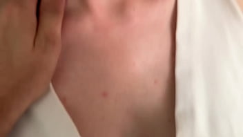 Je le suce et il me baise dans son bureau la vidéo entière pour mes fans