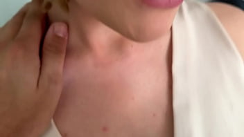 Je le suce et il me baise dans son bureau la vidéo entière pour mes fans