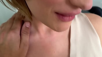 Je le suce et il me baise dans son bureau la vidéo entière pour mes fans