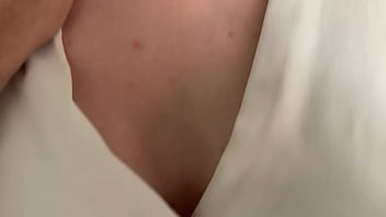 Je le suce et il me baise dans son bureau la vidéo entière pour mes fans