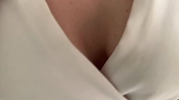 Je le suce et il me baise dans son bureau la vidéo entière pour mes fans