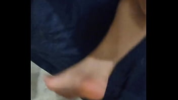 Puta latina en lencería roja se pone en cuatro y entrego su coño