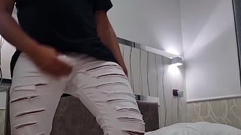 L'esibizionista mostra il grosso cazzo in primo piano sega con enorme sborrata in primo piano