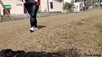 Passeio com minha madrasta ela adora se exibir em público Passeio com minha madrasta ela adora se exibir em público