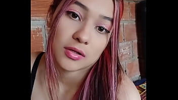 Universitaria juega con sus ricas tetas casero real