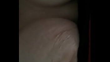 Loira mostrando os peitoes