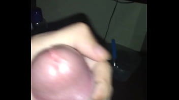 Gay jovem masturbando relaxando