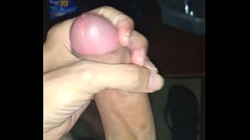 Gay jovem masturbando relaxando