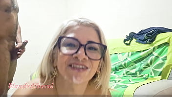 Trailer cheguei na casa do meu amigo como convidada e fodi como puta assanhada