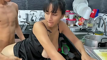 Mi hermanastro llega a casa y a ver que estoy sola me folla muy rico el coño