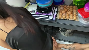 Mi hermanastro llega a casa y a ver que estoy sola me folla muy rico el coño