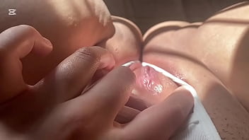 Con la tanga blanca corrida me abro toda y me follo con los dedos mi concha rosada bien mojada