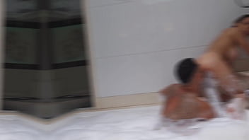 Não resisti e dei pro amigo do meu irmão na banheira interracial